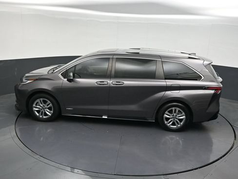 Used 2021 Toyota Sienna Limited FWD image 18