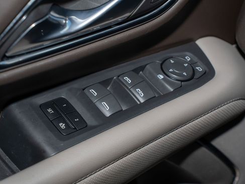 Used 2023 GMC Yukon SLT image 30