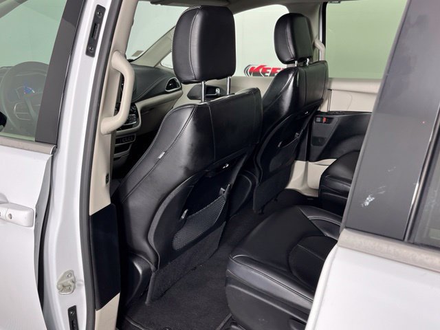 Used 2023 Chrysler Pacifica Touring-L FWD image 20