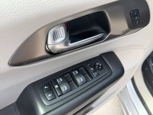 Used 2018 Chrysler Pacifica Limited FWD image 14