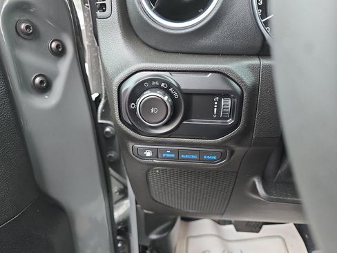 Used 2023 Jeep Wrangler Unlimited Sahara image 31