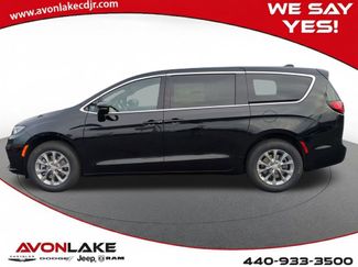 New 2026 Chrysler Pacifica Select video 3