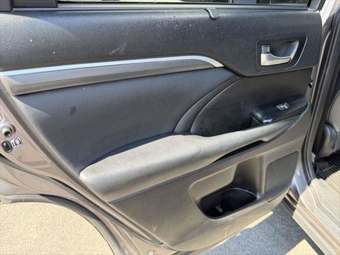 Used 2019 Toyota Highlander SE AWD/4WD image 14
