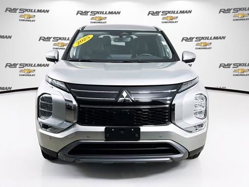Used 2025 Mitsubishi Outlander SE image 2
