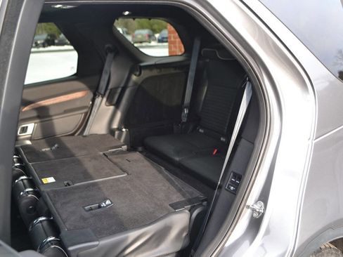 Used 2017 Land Rover Discovery HSE image 10