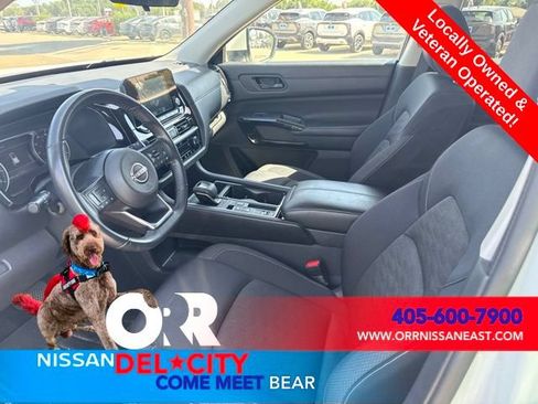 Used 2024 Nissan Pathfinder SV FWD image 3