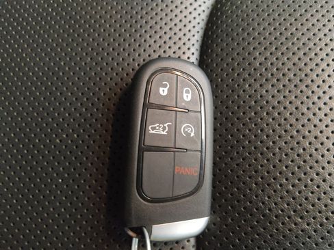 Used 2019 Jeep Cherokee Limited w/ Luxury Group FWD image 32