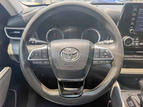 Used 2021 Toyota Highlander L FWD image 9