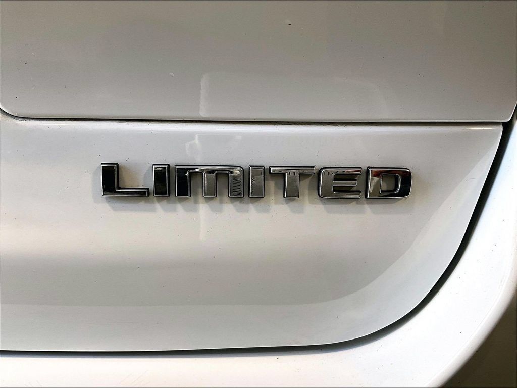 Used 2023 Jeep Grand Cherokee L Limited AWD/4WD image 30