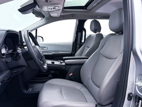 Used 2025 Toyota Sienna XLE FWD image 19