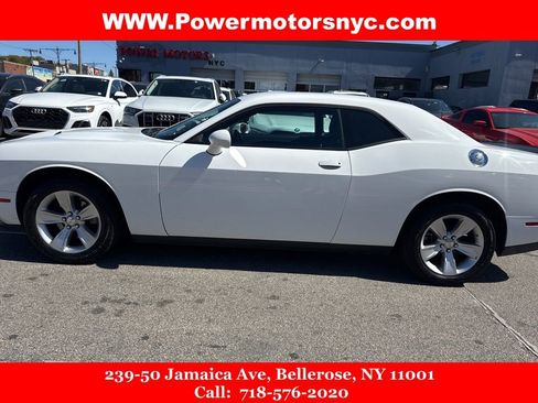 Used 2023 Dodge Challenger SXT image 2