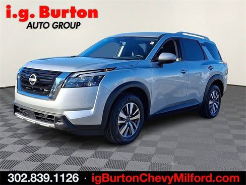 Used 2025 Nissan Pathfinder SL image 3