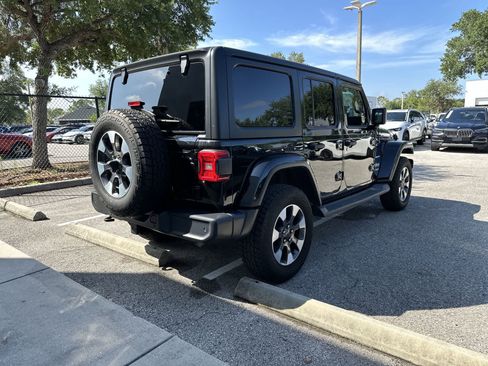 Used 2018 Jeep Wrangler Unlimited Sahara AWD/4WD image 8