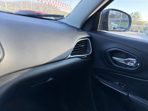 Used 2019 Jeep Cherokee Latitude Plus image 25