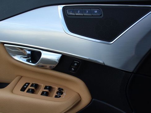 Used 2016 Volvo XC90 T8 Momentum w/ Vision Package image 21