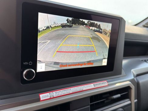 Certified 2025 Toyota Tacoma SR5 AWD/4WD image 25