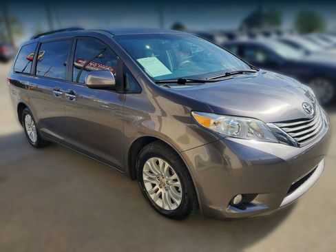 Used 2012 Toyota Sienna XLE w/ XLE Navigation Pkg image 10