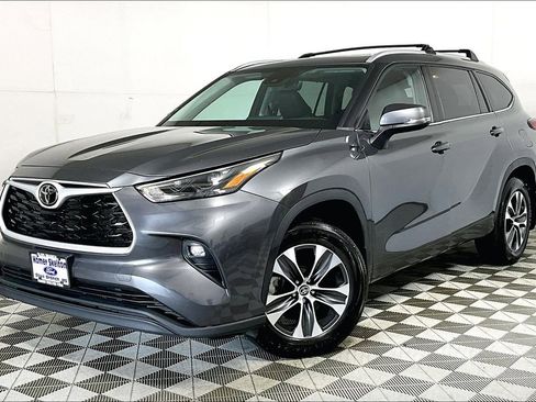 Used 2022 Toyota Highlander XLE image 2