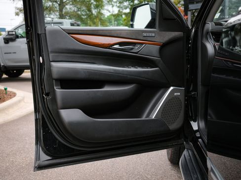 Used 2020 Cadillac Escalade 4WD image 14