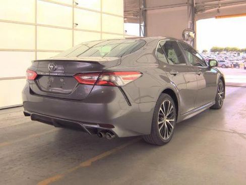 Used 2018 Toyota Camry SE w/ Moonroof Package FWD image 2