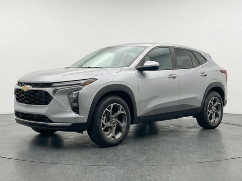 Used 2025 Chevrolet Trax LT w/ LT Convenience Package image 3