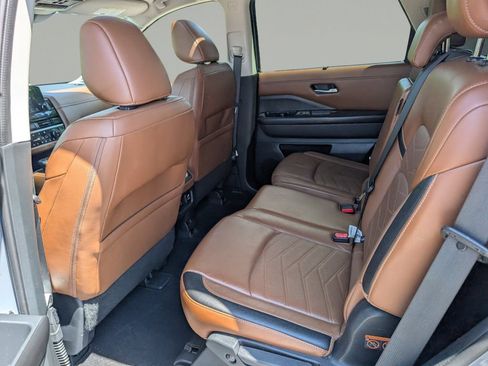 Used 2023 Nissan Pathfinder Platinum w/ Cargo Package AWD/4WD image 15