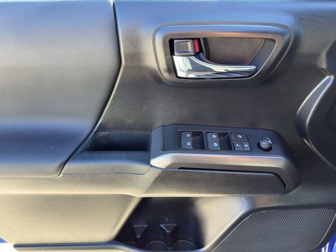 Used 2022 Toyota Tacoma TRD Sport w/ Technology Package image 17