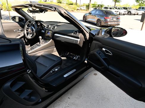 Used 2017 Porsche 718 Boxster RWD image 33