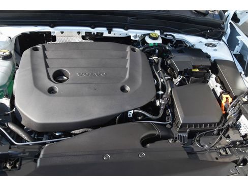 Certified 2025 Volvo XC40 B5 Plus w/ Protection Package Premier image 26