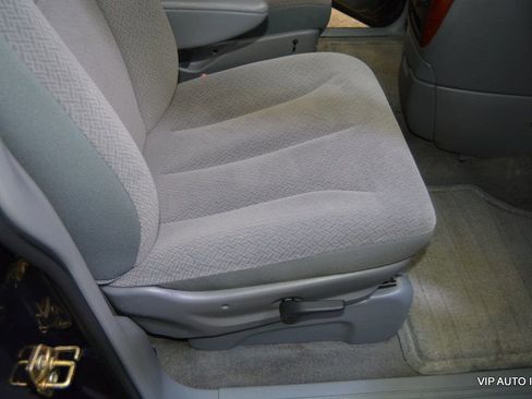 Used 2006 Chrysler Town & Country FWD image 16