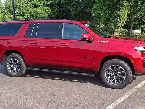 Certified 2024 Chevrolet Suburban Z71 w/ Luxury Package AWD/4WD image 4