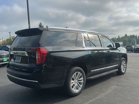 Used 2021 GMC Yukon XL SLT w/ SLT Premium Package AWD/4WD image 3