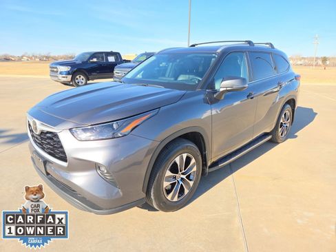 Used 2024 Toyota Highlander XLE image 1