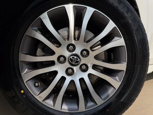 Used 2019 Toyota Sienna XLE w/ XLE Navigation Package FWD image 9