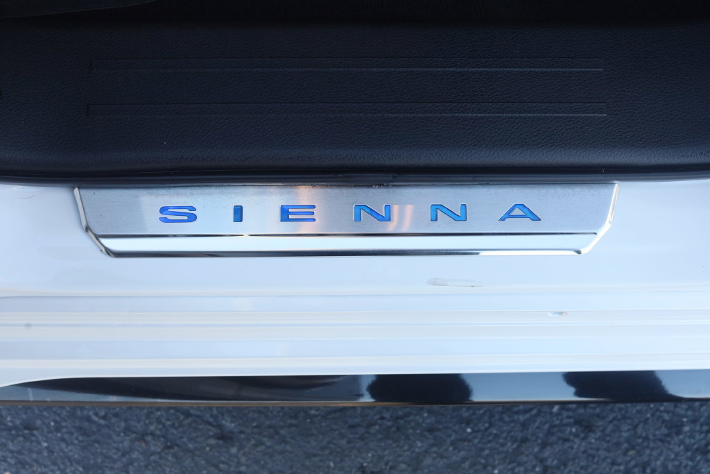 Used 2025 Toyota Sienna Platinum AWD/4WD image 33