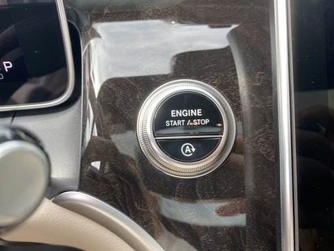 Used 2025 Mercedes-Benz GLC 300 4MATIC image 22