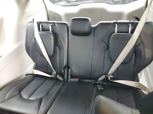 Used 2024 Chrysler Pacifica Limited FWD image 10