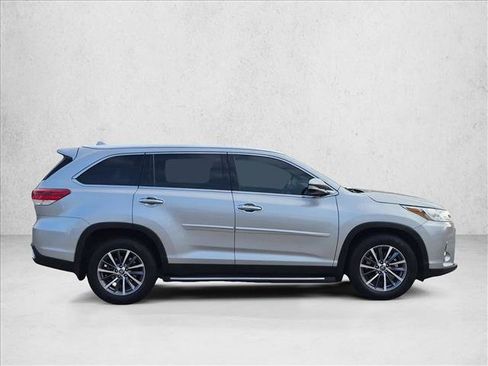 Used 2019 Toyota Highlander XLE FWD image 4