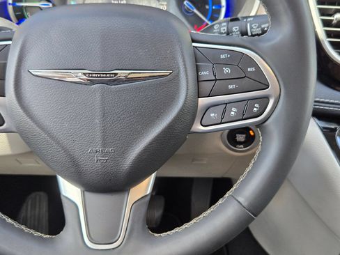 Used 2023 Chrysler Pacifica Touring-L FWD image 21