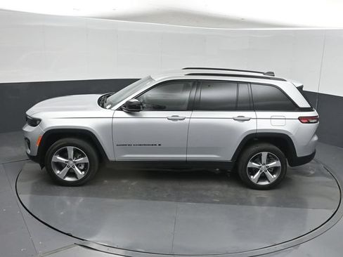 Used 2025 Jeep Grand Cherokee Limited w/ Black Appearance Package AWD/4WD image 47