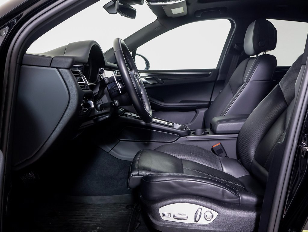 Certified 2025 Porsche Macan AWD/4WD image 5