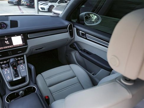 Certified 2023 Porsche Cayenne Platinum Edition image 36