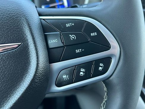 Used 2024 Chrysler Pacifica Limited FWD image 23