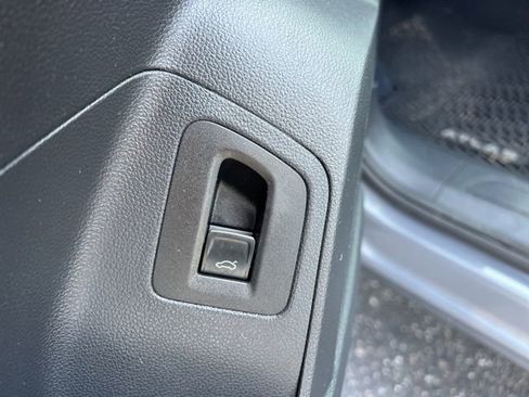 Used 2020 Volkswagen Atlas Cross Sport SE image 27