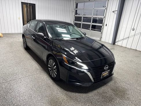 Used 2025 Nissan Altima 2.5 SV AWD/4WD image 14
