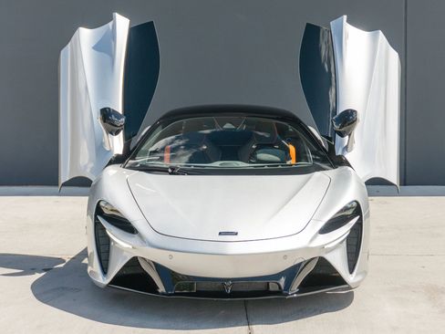 Used 2023 McLaren Artura RWD image 6