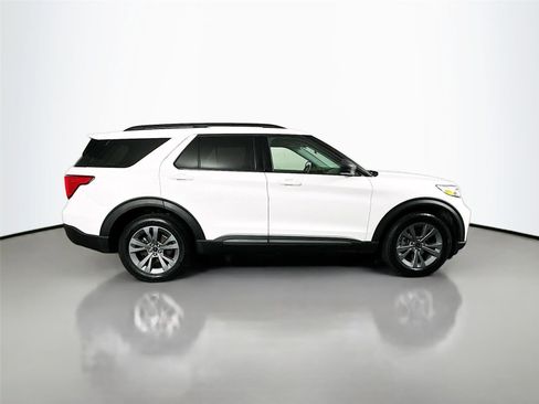 Used 2022 Ford Explorer XLT w/ Equipment Group 202A AWD/4WD image 18