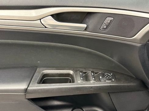 Used 2020 Ford Fusion SE image 11