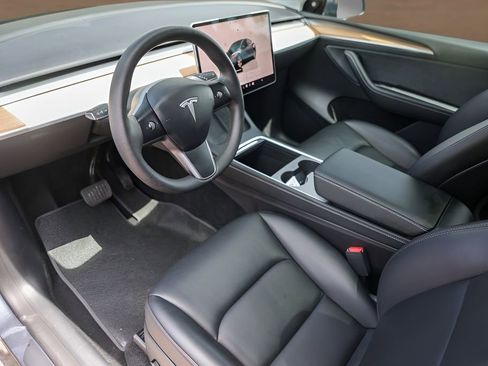 Used 2023 Tesla Model Y AWD image 10