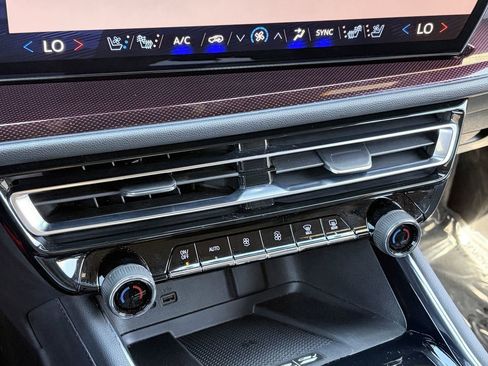 Used 2025 Chevrolet Traverse RS FWD image 30